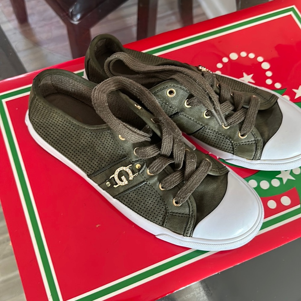 Guess women’s sneaker size 9 - Picture 1 of 3